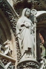 statue au baldaquin de la cathédrale